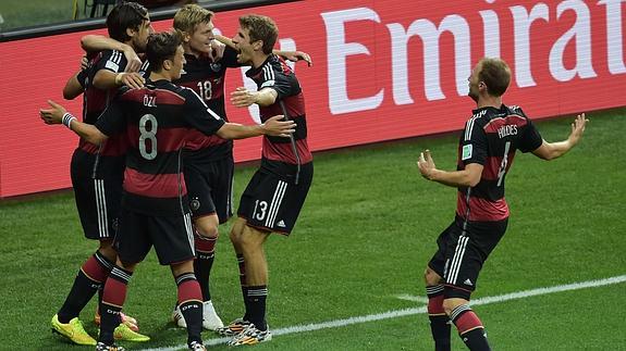 Los jugadores de Alemania celebran el segundo gol de Kroos ante Brasil. 