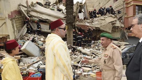 Mohamed VI visita el lugar en el que una vivienda se derrumbó en Casablanca. 