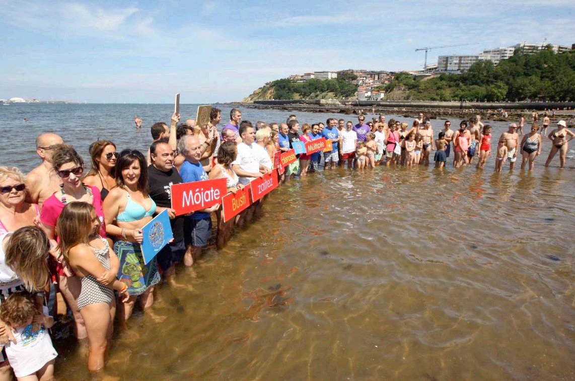 Participantes en la campaña 'Mójate busti zaitez por la Esclerosis Múltiple', el pasado fin de semana. 