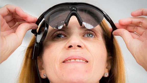 Aurora Castillo se coloca las gafas que, junto con un chip intraocupar, le han devuelto parte de la visión.