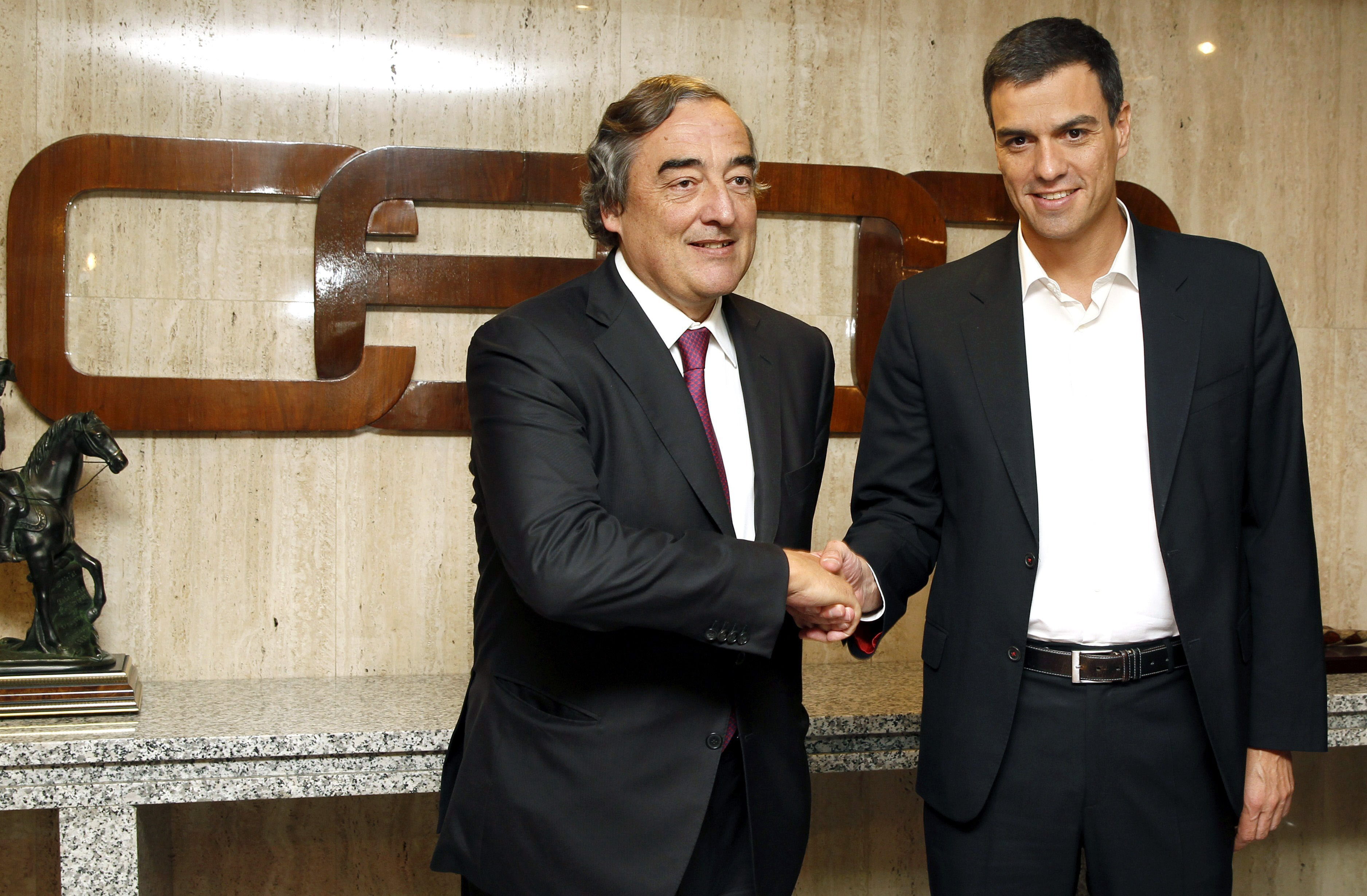 El líder electo del PSOE, Pedro Sánchez (d), se ha reunido con el presidente de la CEOE, Juan Rosell