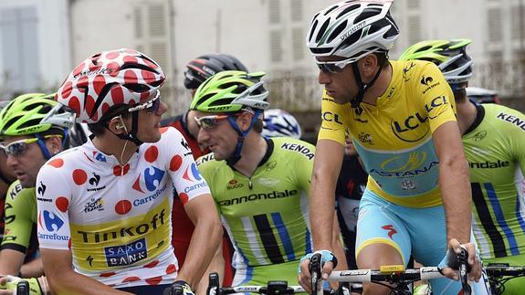 Nibali (d) habla con Majka. 