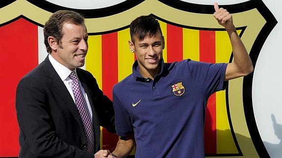 Neymar (d), el día de su presentación como jugador del Barça. 