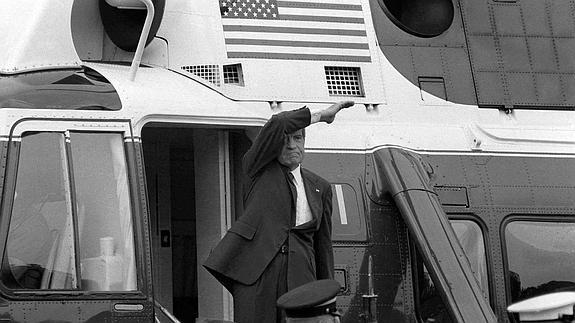 Richard Nixon se despide desde su helicóptero tras presentar la dimisión. 