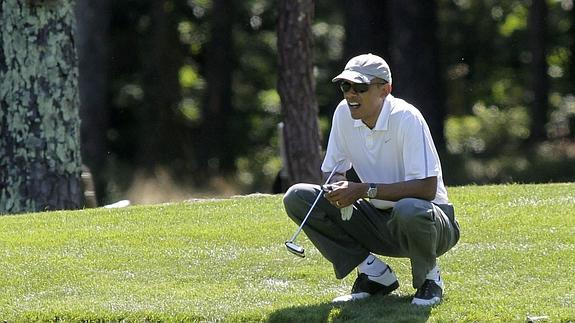 Obama, jugando al golf. 