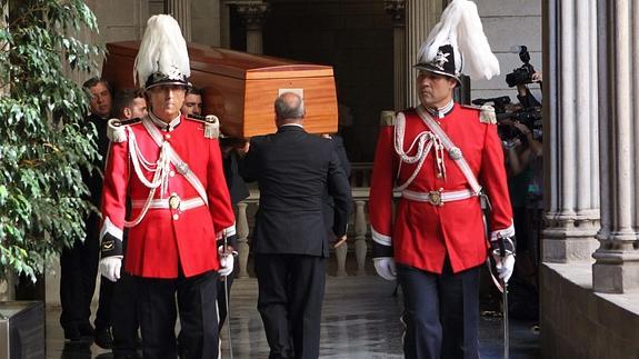 El cadáver de Peret llega al Ayuntamiento.