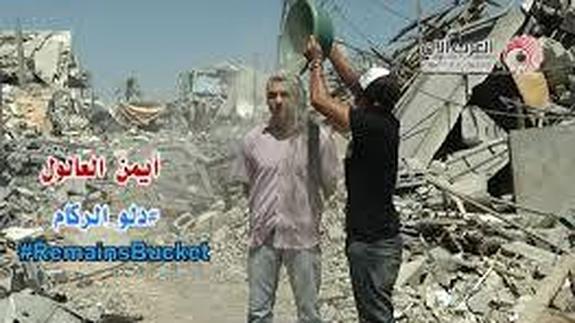 En Gaza se tiran polvo de escombros por encima 