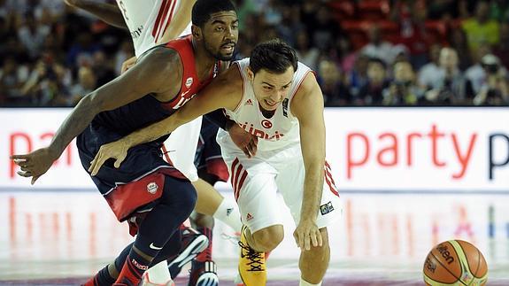 Arslan (d) intenta robar el balón a Irving. 