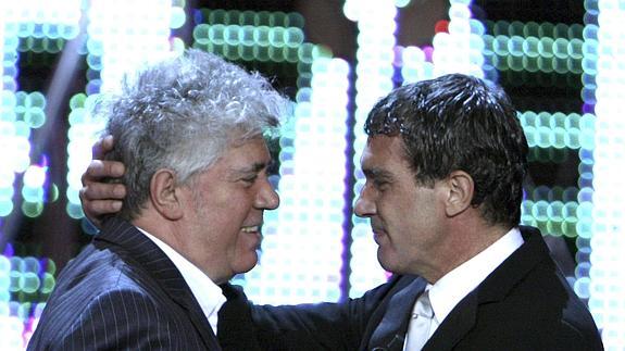 Almodóvar y Banderas, en San Sebastián en 2008.