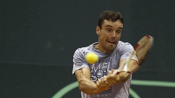 Roberto Bautista golpea la pelota en el entrenamiento del miércoles en Sao Paulo. 