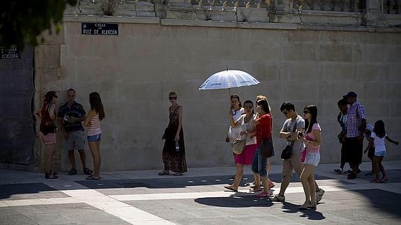 Guías turísticos, junto al museo del Prado.