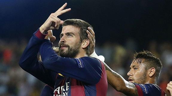 Piqué celebra un gol.  