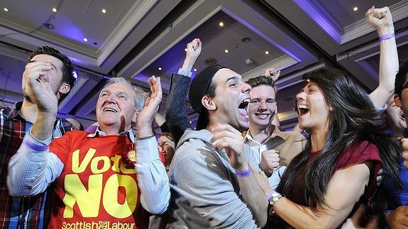 Los votantes del 'no' celebran los resultados.