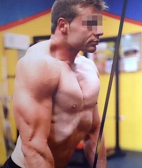 Un narcisista que entrenaba entre policías