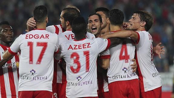 Los jugadores del Elche del Almería celebran un gol. 
