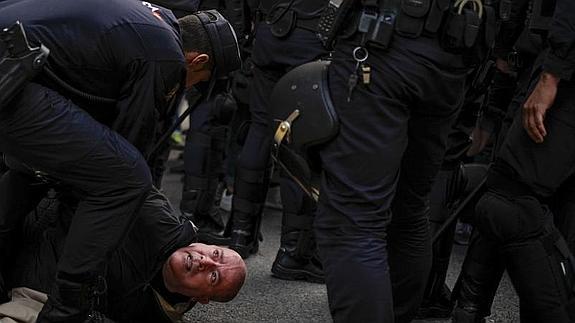 Momento de la detención de uno de los manifestantes