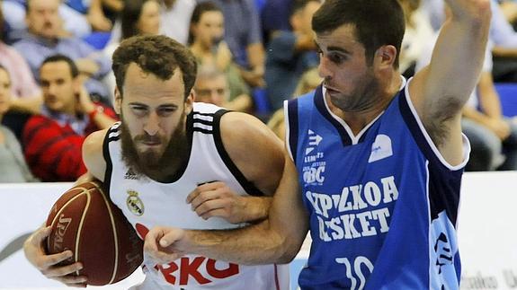 Sergio Rodríguez (i) controla el balón. 