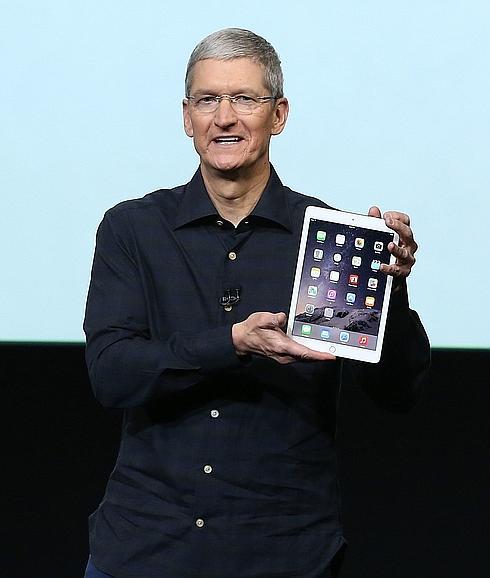 Tim Cook muestra el iPad Air 2.