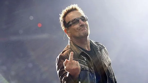 Bono, cantante de U2. 