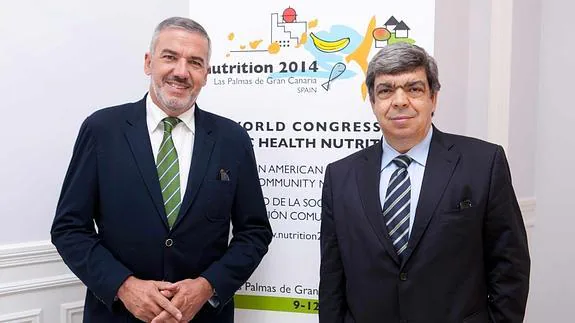 De izquierda a derecha, los doctores Lluis Serra-Majem, presidente del III Congreso Mundial de Nutrición y Salud Pública, y Javier Aranceta, presidente del Comité Científico de la Sociedad Española de Nutrición Comunitaria. 