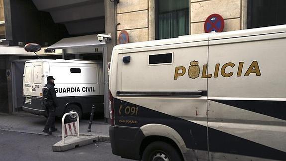 Un furgón de la Guardia Civil entra esta mañana en la Audiencia Nacional.