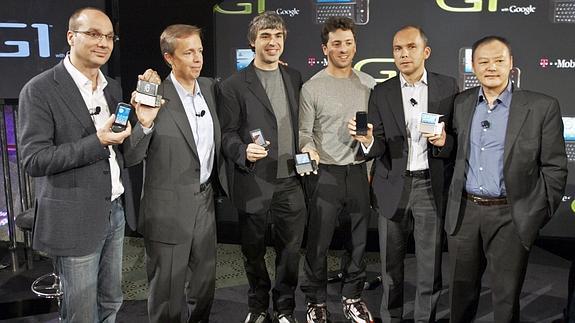 Andy Rubin, a la izquierda.
