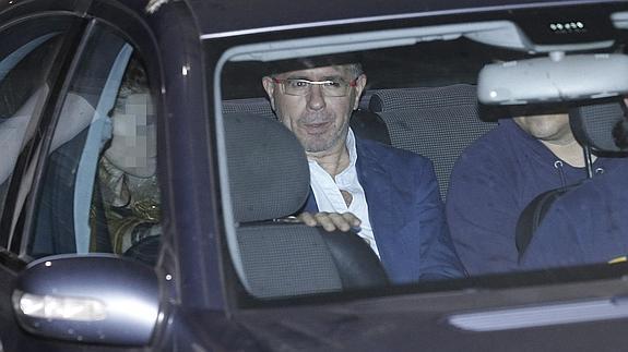 El exsecretario general del PP de Madrid, a su salida, anoche, del juzgado. 