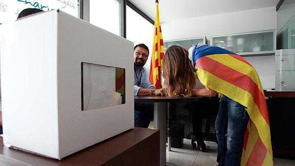 Una catalana vota la consulta alternativa 