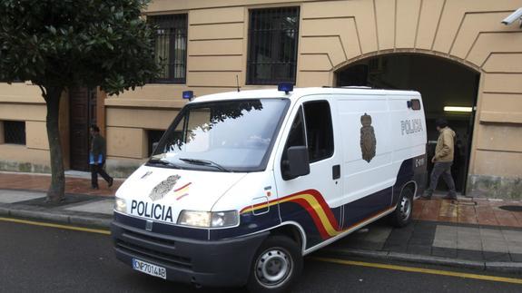 Furgón de la policia saliendo de la comisaria de Oviedo. 