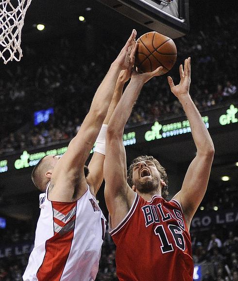 Pau Gasol intenta una canasta. 