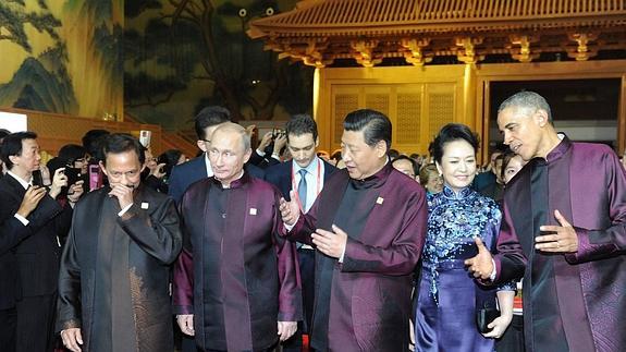 El sultán de Brunéi Hasanal Bolkiah, el presidente ruso Vladimir Putin, el presidente chino, Xi Jinping y su mujer Peng Liyuan, y el presidente estadounidense Barack Obama. 
