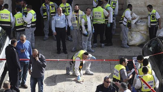 Personal de emergencias, desplegado en la zona tras el ataque.