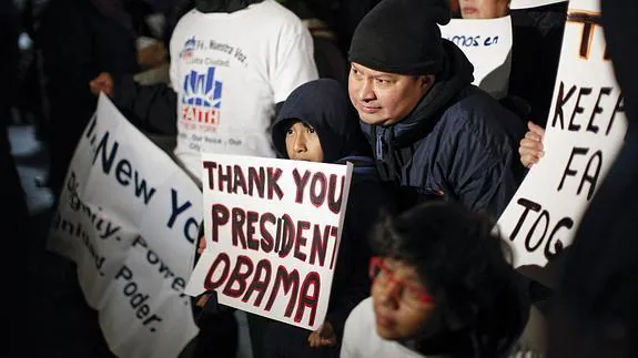 Un grupo de inmigrantes celebra con pancartas el anuncio de la orden ejecutiva del presidente Barack Obama 