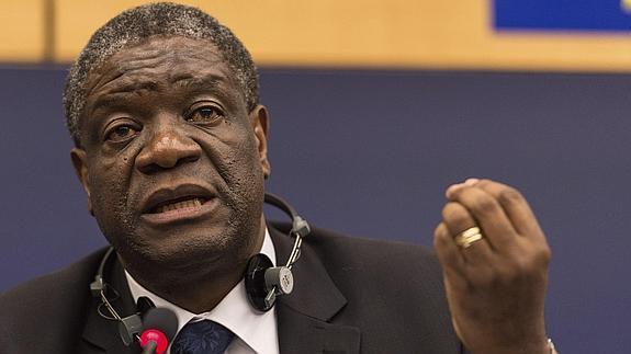 El ginecólogo congoleño Denis Mukwege ofrece un discurso al recoger el premio Sajarov 