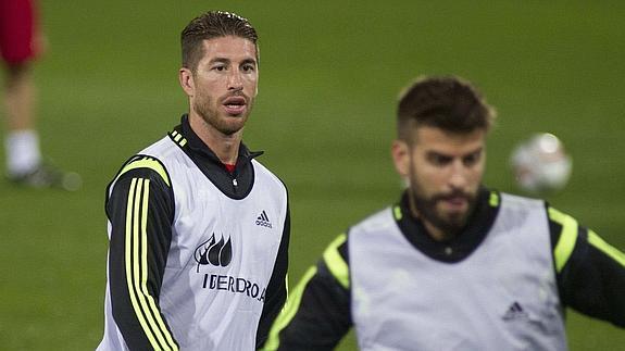 Sergio Ramos (i) y Gerard Piqué. 