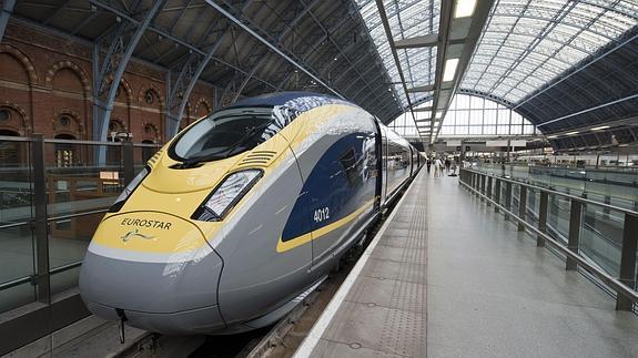 El nuevo tren Eurostar e-320 en la estación de St. Pancras de Londres.