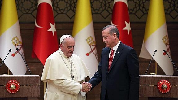 El papa Francisco y el presidente turco Recep Tayyip Erdogan (dcha) ofrecen una rueda de prensa tras la reunión mantenida  