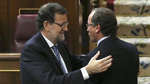 Alfonso Alonso habla con Mariano Rajoy.