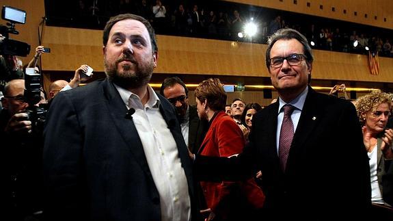 El líder de ERC, Oriol Junqueras, saluda al presidente de la Generalitat, Artur Mas. 