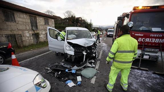 Bomberos de Ponteares rescatan a una persona de su vehículo tras sufrir un accidente en Áreas Picoto. 