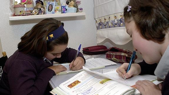 Dos niñas haciendo los deberes. 