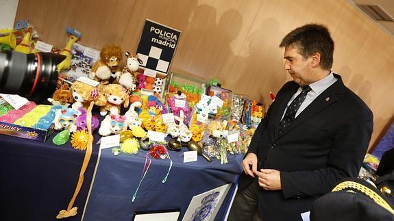 El director general de la Policía, junto a parte del material intervenido. 