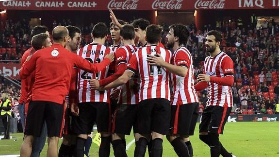 Los jugadores del Athletic de Bilbao celebran el gol marcado por Borja Viguera. 