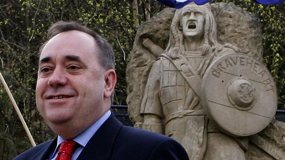 Alex Salmond, ante una estatua de Braveheart.