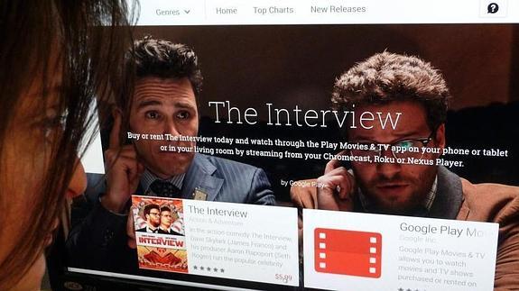 Una joven se descarga la película 'The Interview'. 