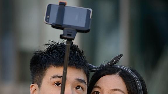 Una pareja posa para un selfi. 