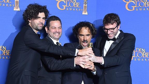 Iñárritu, con uno de los galardones obtenidos en los Globo de Oro 