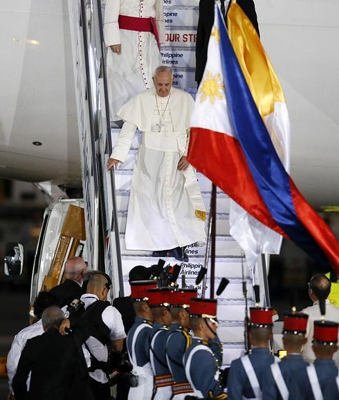 El papa Francisco, a su llegada a Manila. 