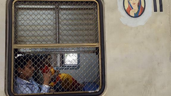 Una chica consulta su móvil en el compartimento para mujeres del metro de Bombai.