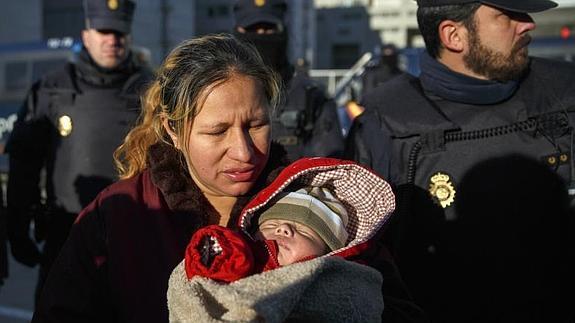 Cecilia Paredes, con su hijo, tras el desahucio.